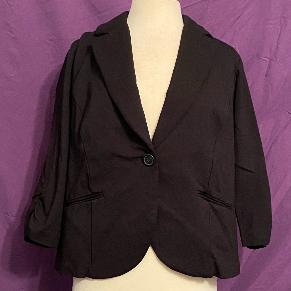 Studio by Torrid Black Ruched Sleeve Crop Blazer. Size 2X.